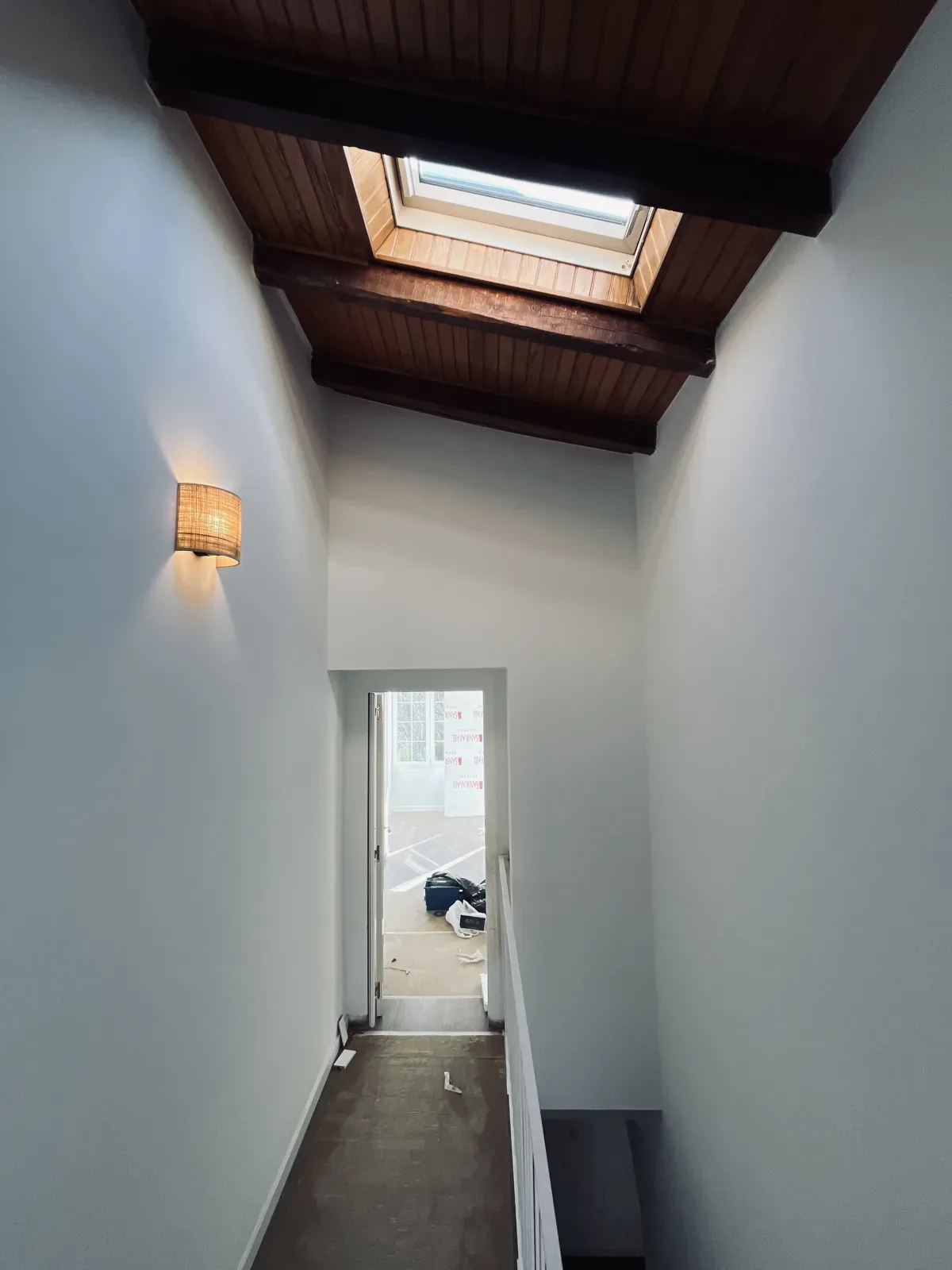 Passadís de la planta alta amb claraboia durant la reforma d'una casa a Premià de Dalt