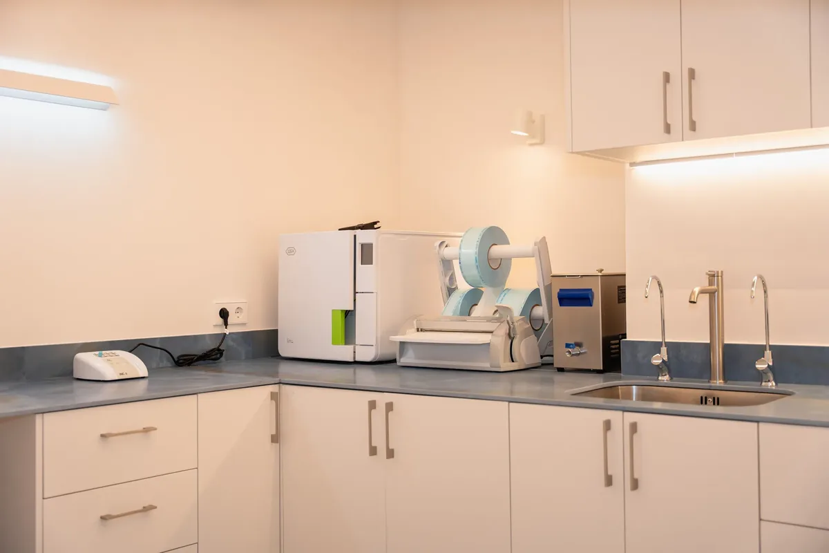 Sala d'esterilització i laboratori de la clínica MÜN a Montgat