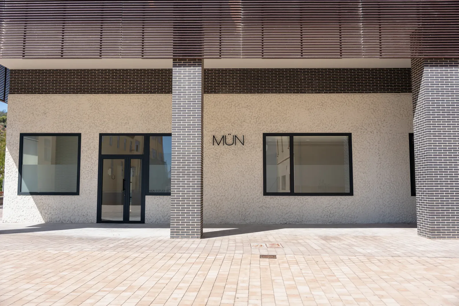Façana de la clínica dental MÜN a Montgat després de la reforma del local