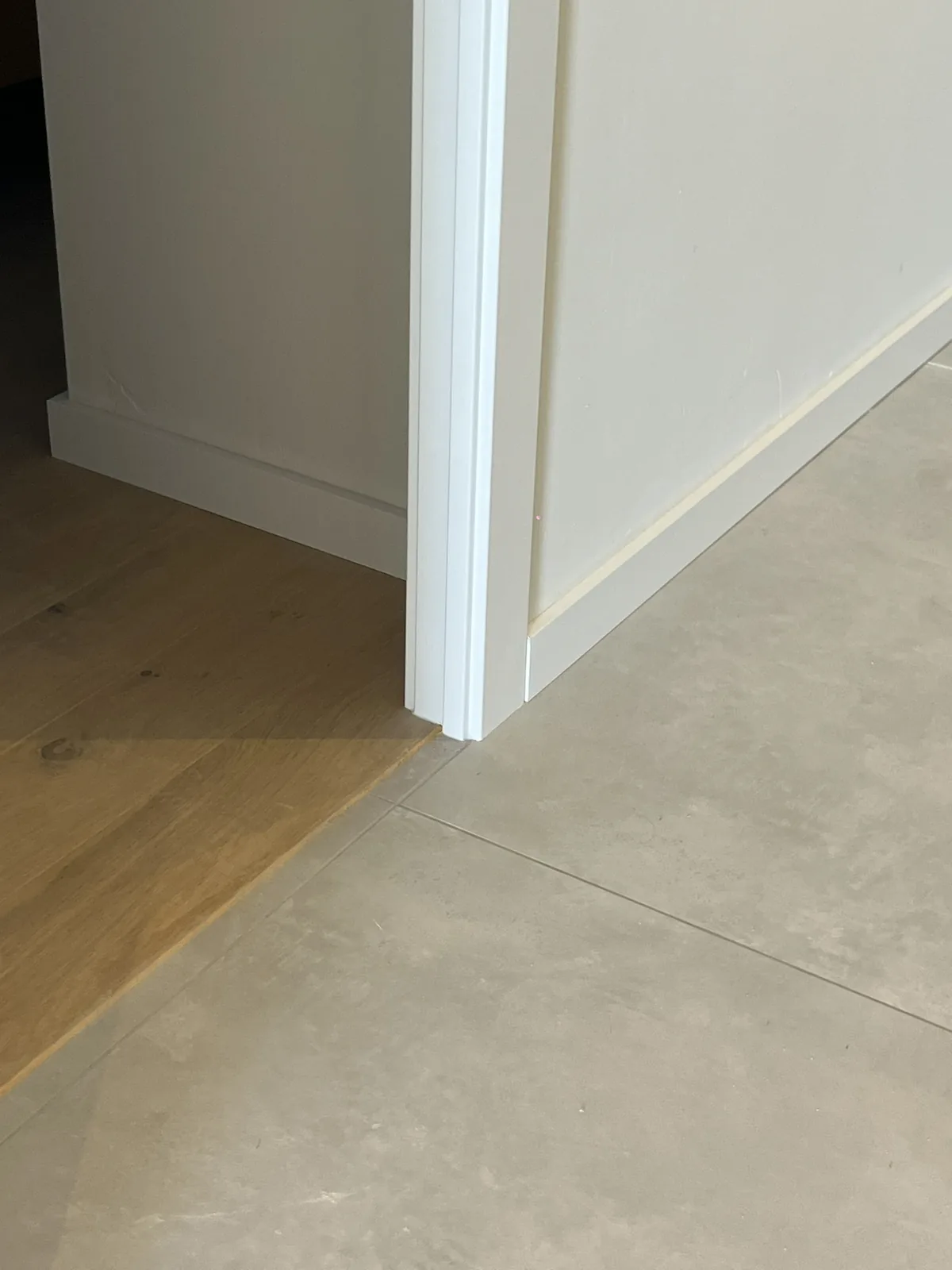 Trobada a la mateixa cota entre parquet de roure i porcellànic de gran format, casa Priorat a Alella